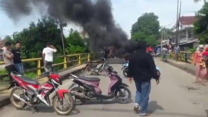 Warga blokade jalan poros Jeneponto-Takalar gegara melakukan aksi protes terkait Pilkades Takalar 2022.