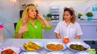 Dalam video mukbanya, mereka menikmati berbagai macam lauk-pauk. Mulai dari ikan sambalado, ikan gulai hingga tumisan. Foto: Instagram/YouTube