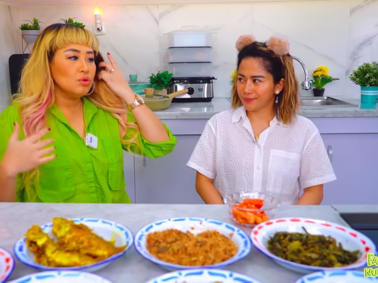 Keseruan Pinkan Mambo Kulineran Bareng Keluarga hingga Masak Enak