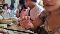 Setiap kali makan bareng keluarga, Pinkan Mambo juga tak pernah lupa untuk mengabadikan momen. Momen selfienya ini membuat netizen salah fokus dengan menunya. Foto: Instagram/YouTube