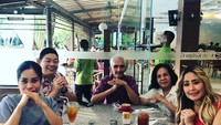 Momen makan Pinkan Mambo bersama keluarga ini dalam rangka hari raya Natal. Mereka makan di sebuah restoran, untuk minumannya mereka memesan es teh manis dan kopi. Foto: Instagram/YouTube