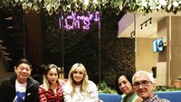 Ada juga momen Pinkan Mambo saat kulineran seru di restoran lainnya bersama keluarga. Restorannya dihiasi dengan dedaunan hijau. Foto: Instagram/YouTube