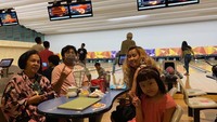 Penyanyi era 2000-an Pinkan Mambo kembali jadi perbincangan usai video bernyanyinya di hadapan Vicky Prasetyo viral. Sejak itu mereka banyak dijodohkan netizen. Foto: Instagram/YouTube