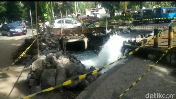 Pipa air Perumda Tugu Tirta Malang Bocor