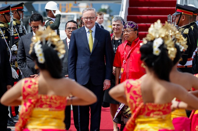 PM Australia Anthony baru saja tiba di Bali. Setelan formal dengan dasi kuning yang cerah menjadi andalannya. (Foto: POOL/AFP via Getty Images/AJENG DINAR ULFIANA)