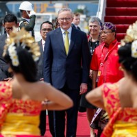 PM Australia Anthony baru saja tiba di Bali. Setelan formal dengan dasi kuning yang cerah menjadi andalannya. (Foto: POOL/AFP via Getty Images/AJENG DINAR ULFIANA)