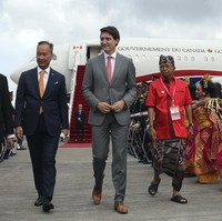 Perdana Menteri Kanada Justin Trudeau bergaya dengan setelan abu-abu yang dikontraskan dengan dasi berwarna merah, seperti warna daun maple di bendera negaranya. Sepasang sepatu oxford berwarna coklat memberi sentuhan akhir yang stylish. (Foto: AP/Firdia Lisnawati)