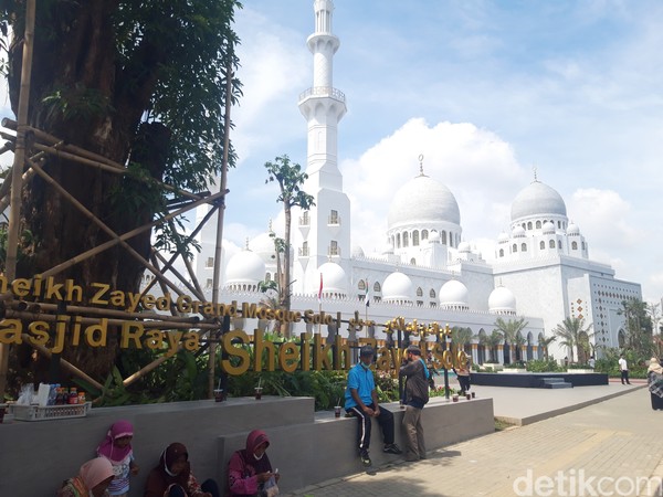 Masjid Sheikh Zayed Al-Nahyan terdiri dari bangunan masjid, ruang VIP, perpustakaan seluas 20 meter persegi, dan basement yang digunakan untuk tempat wudhu putra dan putri. ( Jarmaji/detikJateng)