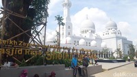 Masjid Raya Sheikh Zayed Al-Nahyan itu berlokasi di Jalan Ahmad Yani, Gilingan, Banjarsari, Solo. Masjid megah ini diperkirakan mampu menampung 10 ribu jemaah. (Foto: Jarmaji/detikJateng)