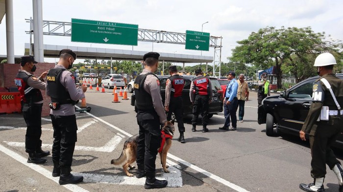 Polisi melakukan pemeriksaan kendaraan secara random di Bandara Soekarno-Hatta jelang kedatangan tamu VVIP KTT G20.