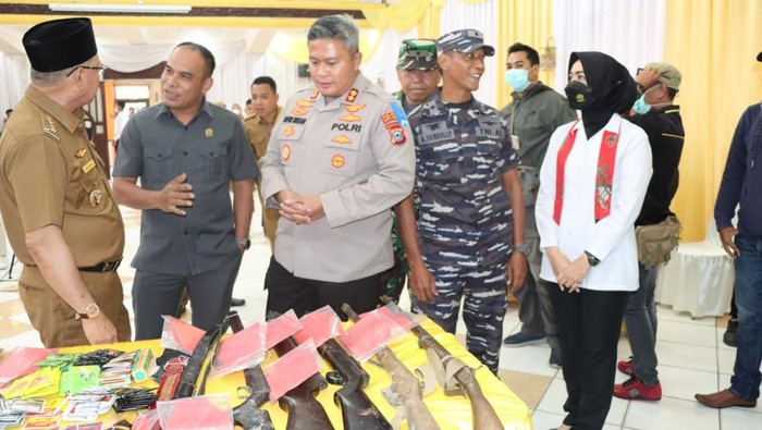 Polisi mengamankan sejumlah barang bukti termasuk 3 senpi dari ketiga tersangka tambang emas ilegal di Kotabaru, Kalsel.