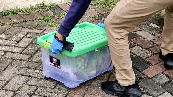 Polisi menyita buku dan dokumen dari rumah sekeluarga tewas mengering di Kalideres, Jakarta Barat.