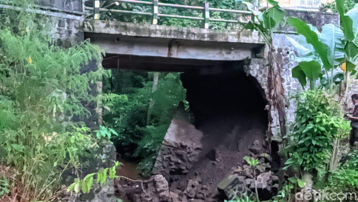 Pondasi jembatan di Kota Batu longsor