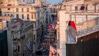 Jalan İstikklal adalah salah satu jalan paling terkenal di Istanbul, Turki, yang dikunjungi oleh sekitar 3 juta orang dalam satu hari sepanjang akhir pekan.