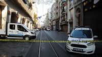 Terletak di distrik Beyoglu, jalan tersebut merupakan sebuah jalan yang elegan yang berisi butik, toko musik, toko buku, galer seni, bioskop, teater, perpustakaan, kafe, pub, klub malam dengan musik live, patisserie bersejarah, toko coklat dan restoran.