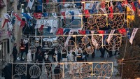 Jalanan yang panjang ini berakhir di Taksim Square, sebuah tempat yang menjadi jantung kota Istanbul.