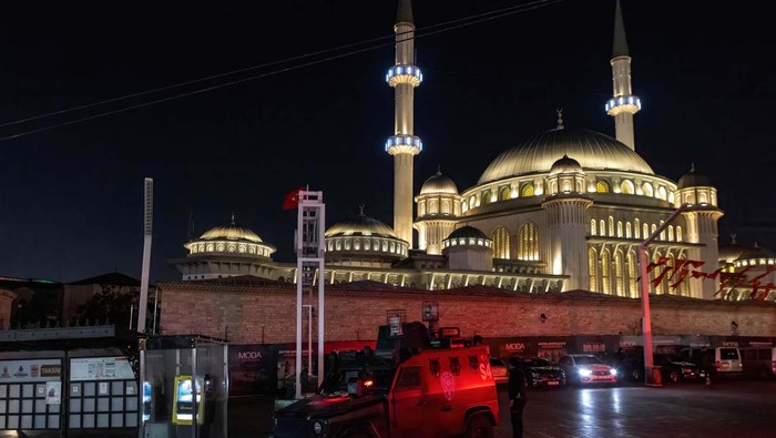 Ledakan yang terjadi di Turki menewaskan 6 orang dan melukai 81 orang lainnya. Ledakan ini terjadi di Istikklal Street yang ramai pengunjung.