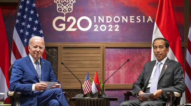 Potret Pertemuan Jokowi dan Joe Biden di Bali U.S. President Joe Biden and Indonesian President Joko Widodo meet on the sidelines of the G20 summit meeting, Monday, Nov. 14, 2022, in Bali, Indonesia. (AP Photo/Alex Brandon)