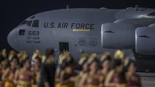 Pesawat angkut berat US Air Force (USAF) jenis Boeing C-17A Globemaster III terparkir di Terminal VVIP I Bandara I Gusti Ngurah Rai Bali, Minggu (13/11/2022). Pesawat tersebut digunakan untuk membawa logistik bagi delegasi Amerika Serikat yang akan mengikuti kegiatan KTT G20. ANTARA FOTO/Media Center G20 Indonesia/Galih Pradipta/wsj.