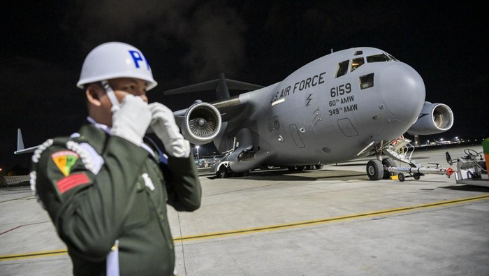 Potret Pesawat Angkut Berat AS Parkir di Bali Pesawat angkut berat US Air Force (USAF) jenis Boeing C-17A Globemaster III terparkir di Terminal VVIP I Bandara I Gusti Ngurah Rai Bali, Minggu (13/11/2022). Pesawat tersebut digunakan untuk membawa logistik bagi delegasi Amerika Serikat yang akan mengikuti kegiatan KTT G20. ANTARA FOTO/Media Center G20 Indonesia/Galih Pradipta/wsj.