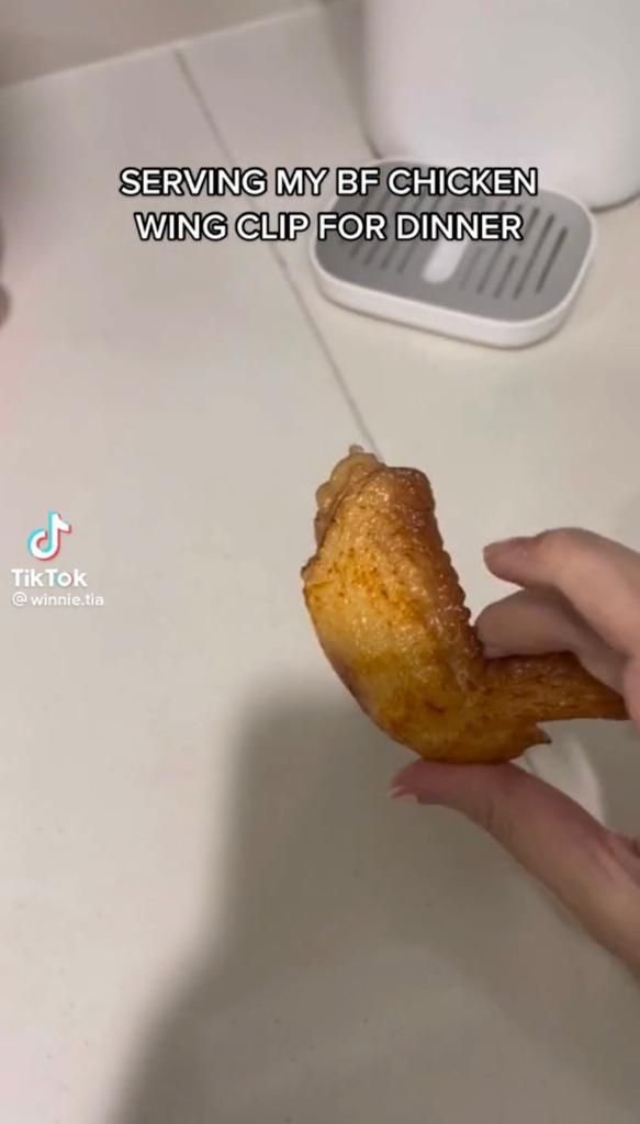 Prank Kekasih Pakai Chicken Wings Palsu, Netizen Kaget Lihat Reaksinya