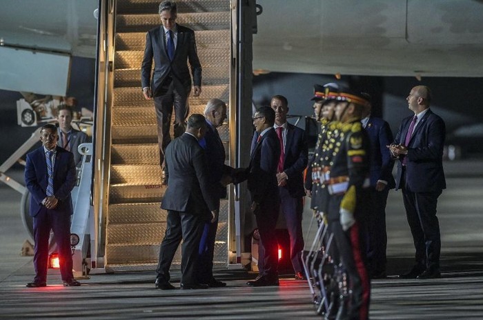 Presiden Amerika Serikat Joe Biden (tengah) tiba di terminal VVIP I Bandara I Gusti Ngurah Rai Bali, Minggu (13/11/2022). Kedatangan Presiden Amerika Serikat tersebut untuk mengikuti KTT G20 yang akan berlangsung pada 15-16 November.