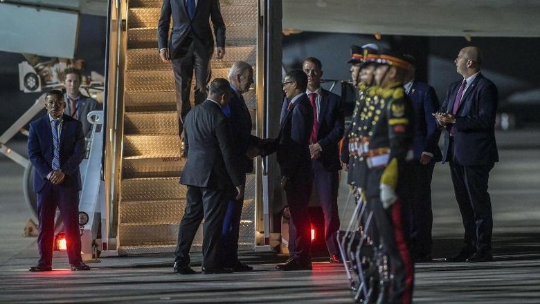 Presiden Amerika Serikat Joe Biden (tengah) tiba di terminal VVIP I Bandara I Gusti Ngurah Rai Bali, Minggu (13/11/2022). Kedatangan Presiden Amerika Serikat tersebut untuk mengikuti KTT G20 yang akan berlangsung pada 15-16 November.
