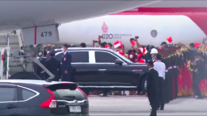 Presiden China Xi Jinping tiba di Bali naik Hongqi N701