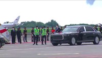 Sementara Xi Jinping tampak menggunakan mobil mewah buatan pabrikan China Hongqi dengan kode N701. Terlihat juga ada dua unit Hongqi N701 yang diboyong ke Tanah Air. Hongqi N701 yang digunakan Xi Jinping ini merupakan model baru dan perdana melakoni debut pada bulan Juli, ketika sang presiden melakukan lawatan ke Hong Kong. Youtube Kemkominfo TV