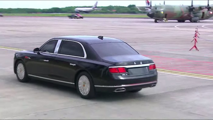 Presiden China Xi Jinping tiba di Bali naik Hongqi N701