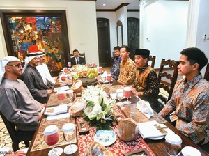 Jokowi Makan Bareng Presiden UEA di Solo, Ditemani Gibran-Kaesang-Bobby