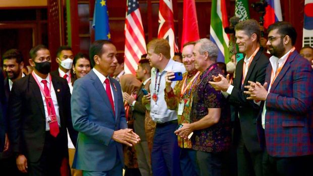 Presiden Joko Widodo menerima penghargaan Global Citizen Award dari Atlantic Council dalam acara Global Food Security Forum yang digelar di Kecak Ballroom, Sofitel Nusa Dua Beach Resort, Kabupaten Badung, Provinsi Bali, pada Minggu, 13 November 2022. (Foto: Biro Pers Sekretariat Presiden)