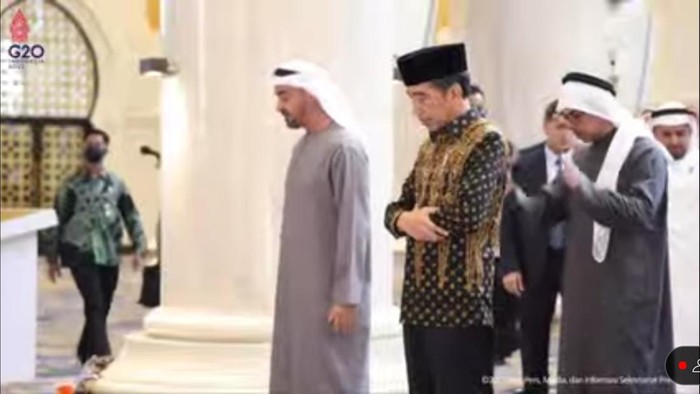 Presiden Jokowi Presiden Jokowi dan Presiden UEA Mohamed bin Zayed Al Nahyan saat salat tahiyatul masjid di Masjid Sheikh Zayed Al Nahyan, Solo, Senin (14/11/2022).