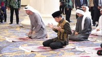 Presiden Jokowi dan Presiden UEA Mohamed bin Zayed Al Nahyan menunaikan salat tahiyatul masjid sebelum meresmikan Masjid Raya Sheikh Zayed Al Nahyan, Solo, Senin (14/11/2022). Foto: Tangkapan Layar