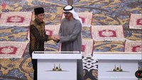Presiden Jokowi dan Presiden UEA Mohamed bin Zayed Al Nahyan berjabat tangan di depan prasasti peresmian Masjid Raya Sheikh Zayed Al Nahyan, Solo, Senin (14/11/2022). Foto: Tangkapan layar