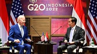 Berdasarkan tayangan di video YouTube Sekretariat Presiden, Senin (14/11/2022), Jokowi terlihat mengenakan jas berwarna hitam, sedangkan Biden menggunakan jas berwarna biru. Keduanya duduk di kursi yang berhadapan. Ada bendera Indonesia dan AS di meja tersebut. (Biro Pers Sekretariat Presiden)