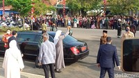 Pantauan detikJateng, Presiden Jokowi dan Presiden UEA Mohamed Bin Zayed Al-Nahyan tiba di Masjid Sheikh Zayed Solo dalam satu mobil, menggunakan mobil kepresidenan jenis Mercedez Benz S 600.  Foto: Agil Trisetiawan Putra/detikJateng