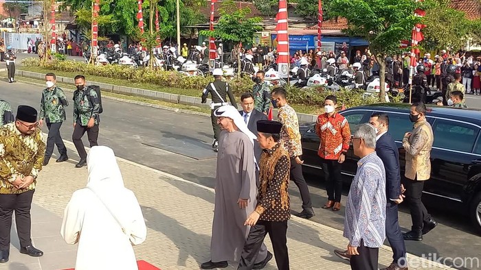 Presiden Jokowi dan Presiden Uni Emirat Arab (UEA) Mohamed bin Zayed tiba di Masjid Sheikh Zayed Solo, Senin (14/11/2022).