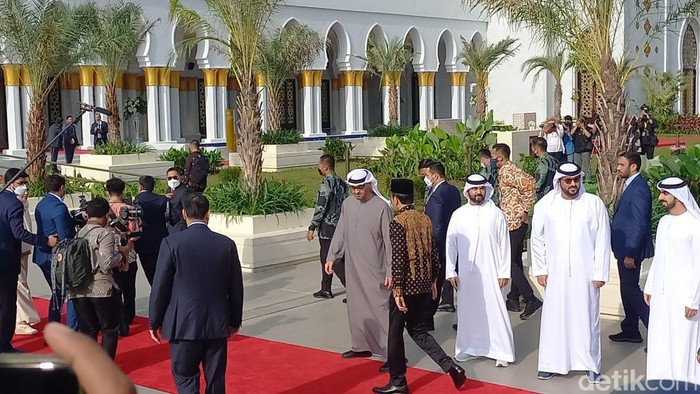 Presiden Jokowi dan Presiden Uni Emirat Arab (UEA) Mohamed bin Zayed tiba di Masjid Sheikh Zayed Solo, Senin (14/11/2022).