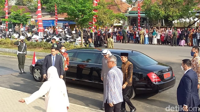 Presiden Jokowi dan Presiden Uni Emirat Arab (UEA) Mohamed bin Zayed tiba di Masjid Sheikh Zayed Solo, Senin (14/11/2022).