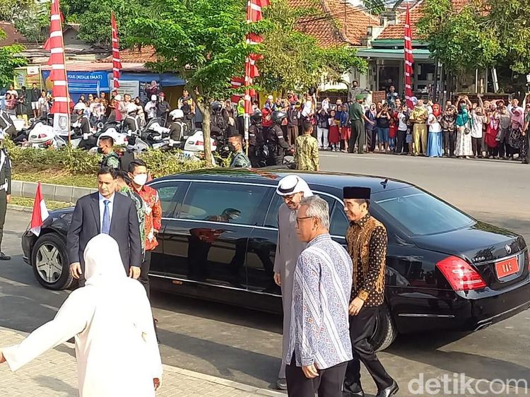 Potret Jokowi-Presiden UEA Semobil Saat Tiba di Masjid Sheikh Zayed Solo