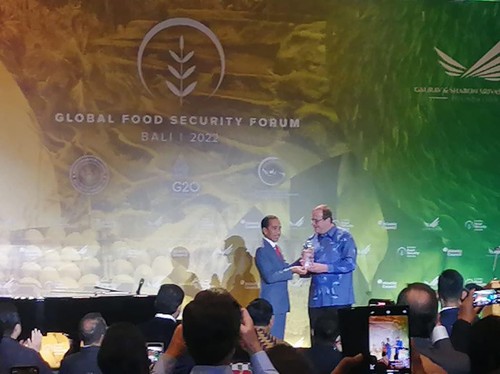 Presiden Jokowi menerima penghargaan Global Citizenship Award dalam acara The Atlantic Council Global Food Security Forum, di Hotel Sofitel, Nusa Dua, Denpasar, Minggu (13/11/2022). Foto: Nuranda Indrajaya