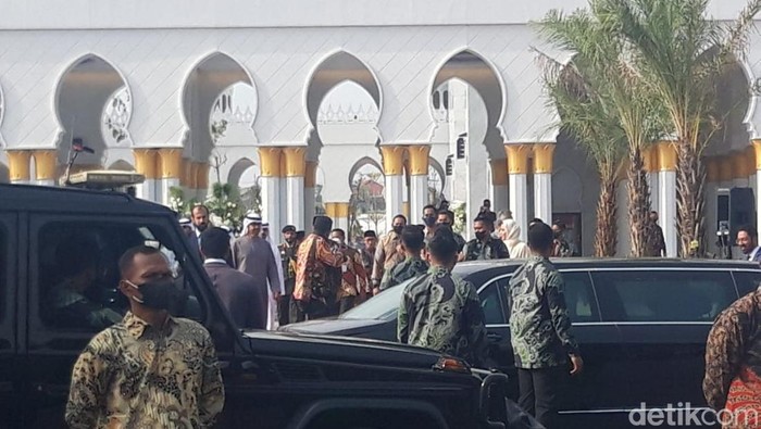 Presiden Jokowi tampak melambaikan tangan usai peresmian Masjid Sheikh Zayed Solo Presiden Jokowi tampak melambaikan tangan usai peresmian Masjid Sheikh Zayed Solo, Senin (14/11/2022)