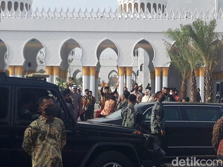 Lambaian Tangan Jokowi Usai Peresmian Masjid Sheikh Zayed Solo