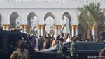 Lambaian Tangan Jokowi Usai Peresmian Masjid Sheikh Zayed Solo