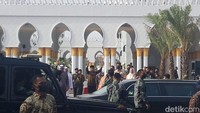 Usai acara, Jokowi dan Presiden UEA meninggalkan lokasi Masjid Sheikh Zayed. Tampak Jokowi sempat melambaikan tangan kepada warga yang berdiri berjajar di area masjid untuk menyambut Jokowi dan Presiden MBZ.  Foto: Jarmaji/detikJateng