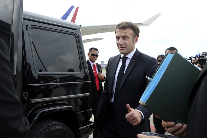 Presiden Prancis Emmanuel Macron Mendarat di Bali. Setibanya di Bali, Emmanuel Macron dijemput Mercedes-Benz G-Class