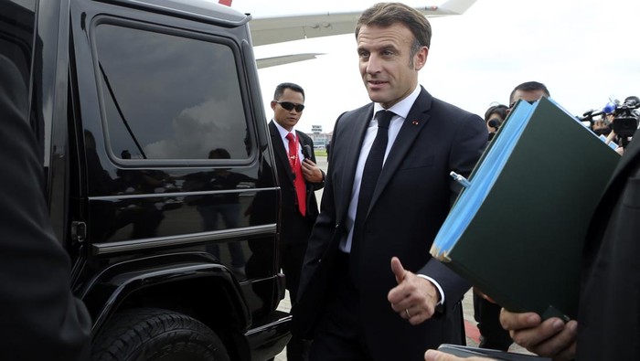Presiden Prancis Emmanuel Macron Mendarat di Bali. Setibanya di Bali, Emmanuel Macron dijemput Mercedes-Benz G-Class