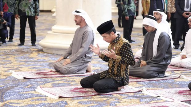 Presiden RI bersama Presiden Uni Emirate Arab Syekh Mohammed bin Zayed bin Sultan Al Nahyan Meresmikan Masjid Raya Sheikh Zayed Solo pada (14/11/2022). (Tangkapan Layar Youtube Sekretariat Presiden)