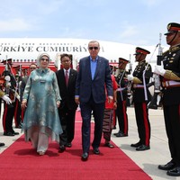 Meski negaranya sedang menghadapi situasi darurat pasca-ledakan bom di Istanbul, Presiden Turki Recep Tayyip Erdogan tetap menghadiri KTT G20 2022. Ia tiba di Bali hari ini bersama istrinya, Emine Erdogan, dengan setelan dan kemeja biru yang kancing kerah dibiarkan terbuka. (Foto: Anadolu Agency via Getty Images)